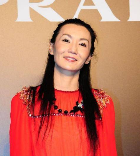 身材|张曼玉优雅老去真坦荡，穿红裙容光焕发仍高贵冷艳，皱纹看着也美