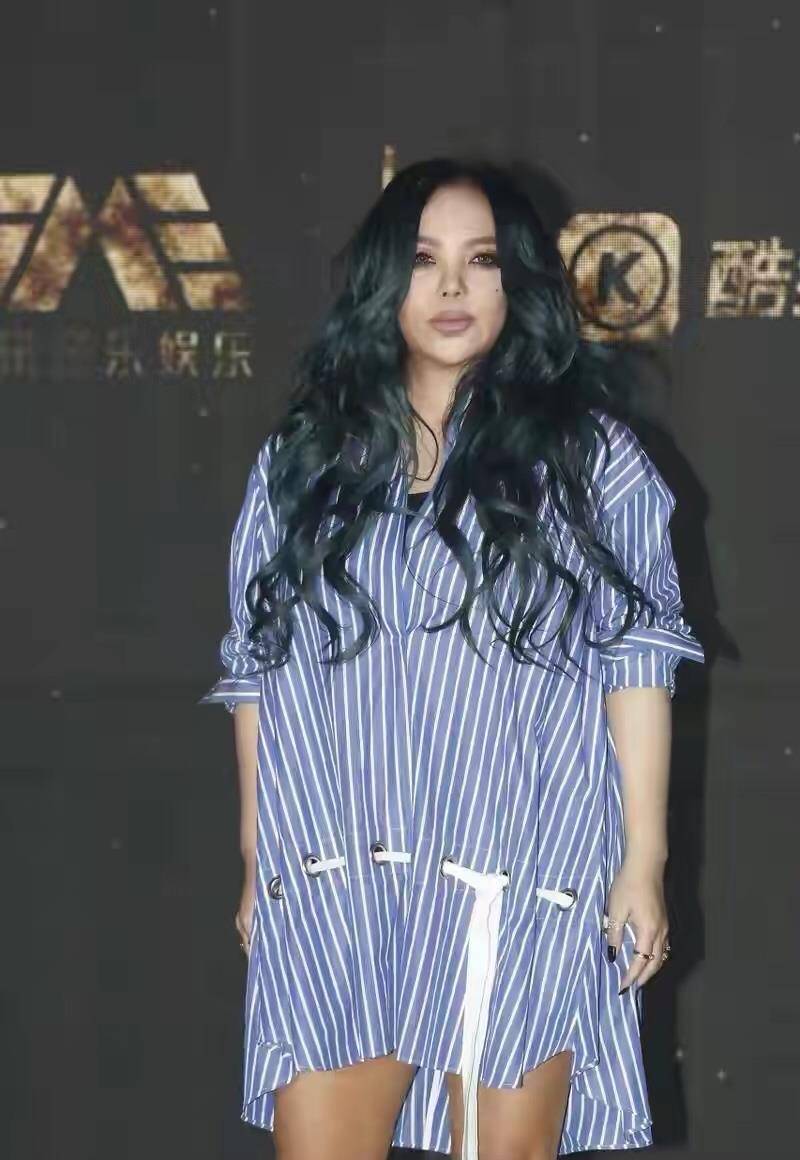 身材|张惠妹瘦下来就高调，穿得花哨还玩“下衣失踪”，粉色头发更抢镜