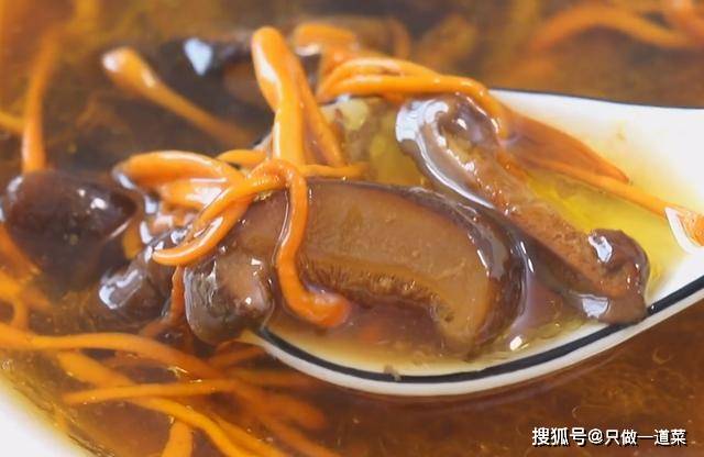 鸡汤|懒人香菇焖鸡：一个电饭煲就搞定，不用一滴油和水，出锅鲜香嫩滑