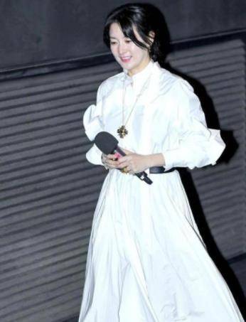 颜色|李英爱穿蓝色蕾丝裙,优雅有韵味,拥有同龄人不该有的性感身材