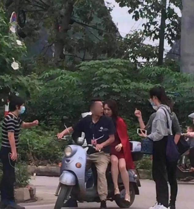 设计|穿斗篷裙还挺接地气！杨钰莹参加商演没人接送，只能自己坐电动车