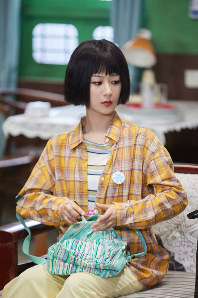 条纹|杨紫再度扮演小雪彻底逆袭！穿格纹衬衫甜美可爱，气质罕见大变化