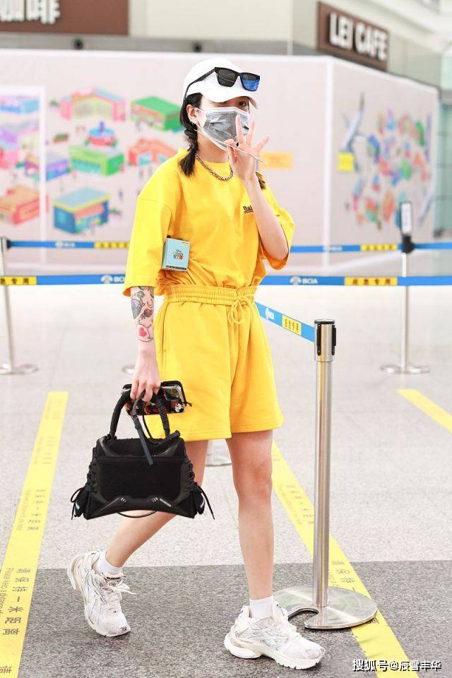 新潮|乃万越来越会穿，一身“柠檬黄”运动套装，仅靠颜色就充满活力