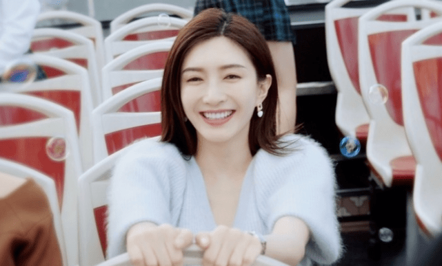 江疏影|江疏影原装五官真抗老，穿针织衫露天大巴玩泡泡像少女，太漂亮了