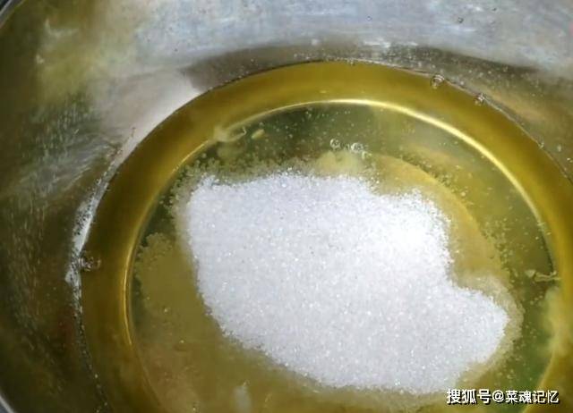 做法|一碗大米6个鸡蛋，往电饭煲一倒，出锅家人抢着吃，绵软香甜