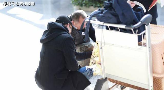 宠物|文章带宠物现身机场，穿“牛角扣”风衣配牛仔，看狗的眼神充满宠溺