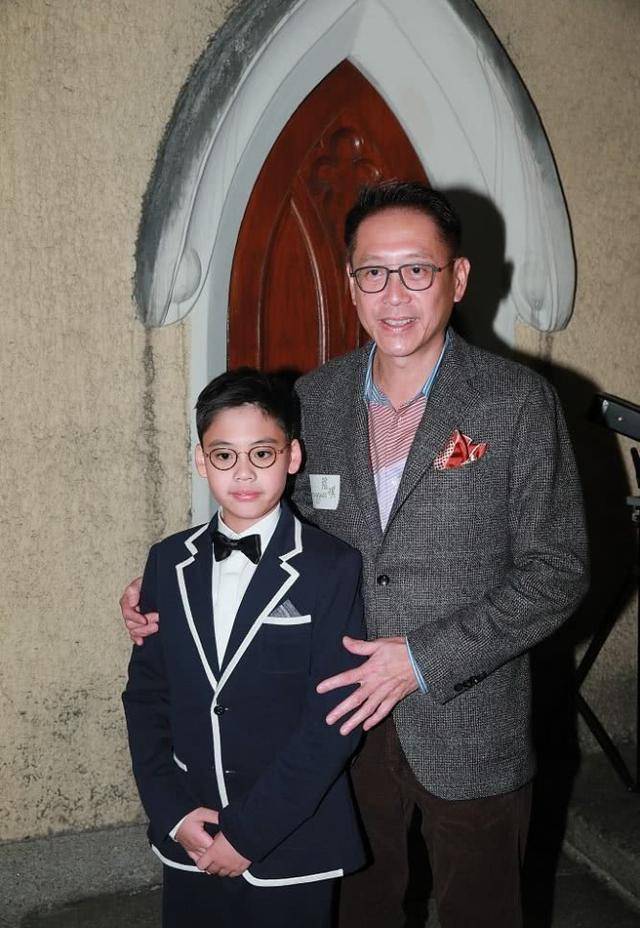 西装革履|李嘉欣首次带8岁儿子走红毯，一家三口真时髦，父子俩像复制粘贴