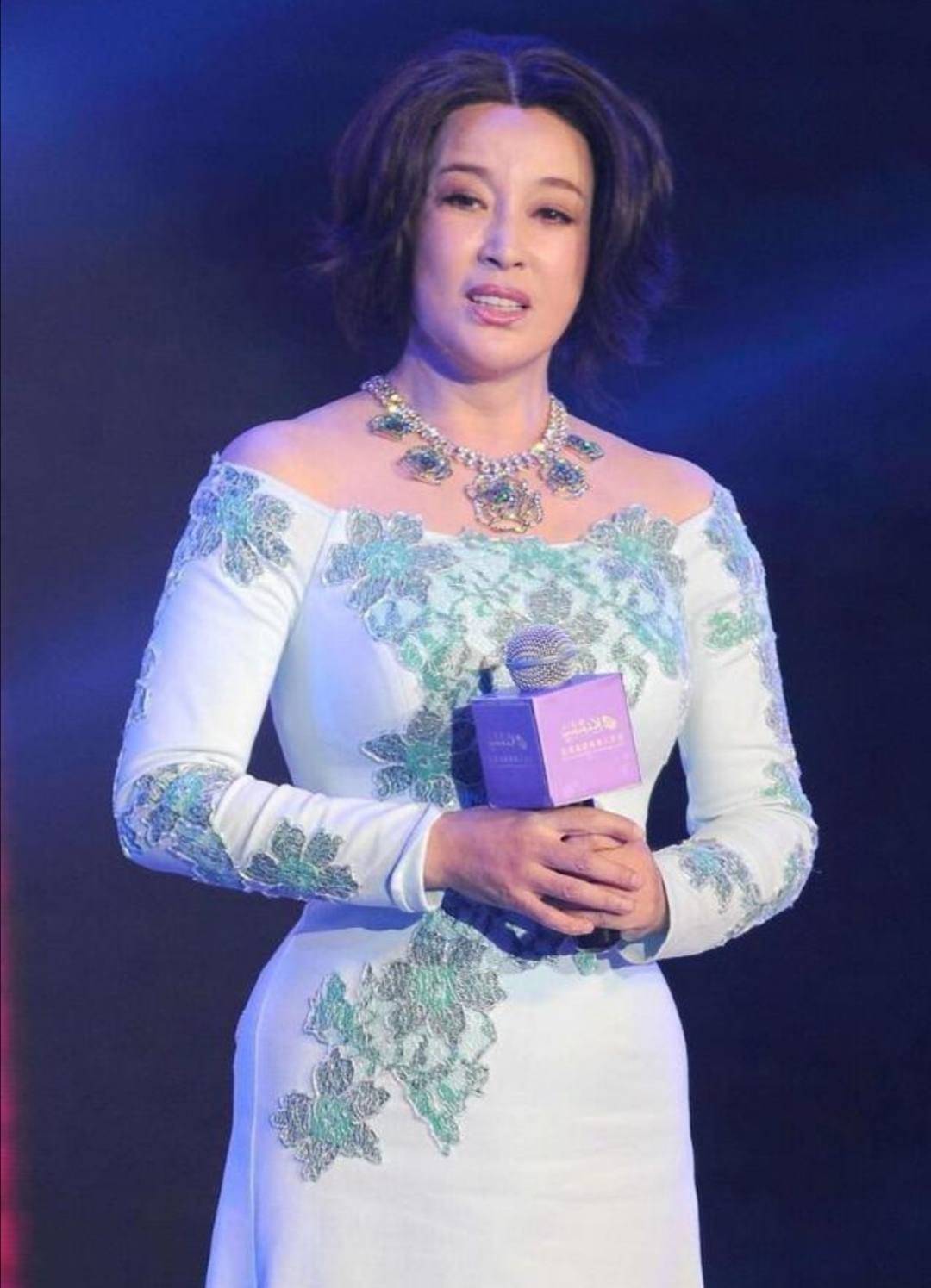 魅力|刘晓庆真自信,身材发福还敢穿紧身裙,挤出“老年肚”气质也高级