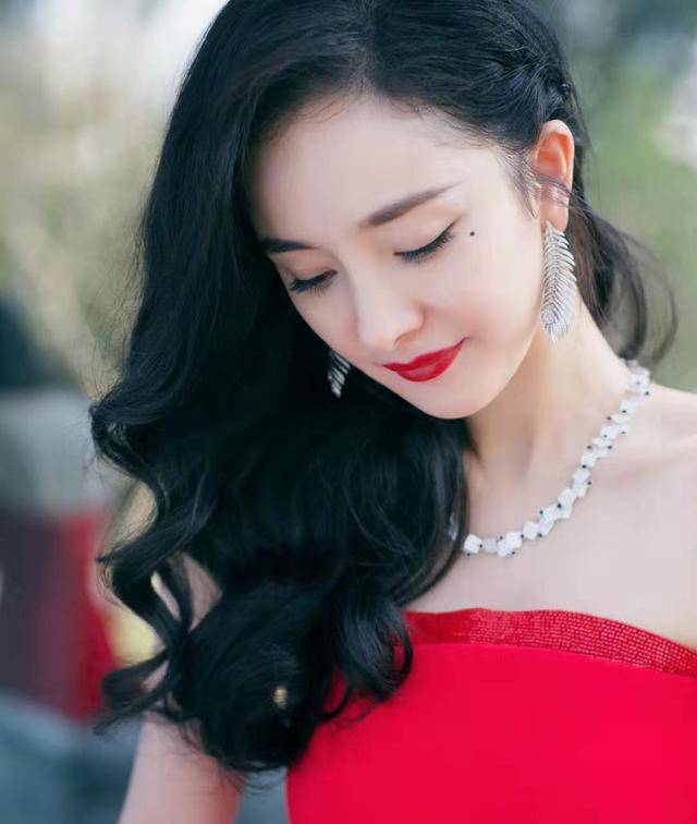 黑色|金鸡奖压轴较量：刘诗诗肩扛两朵大花，迪丽热巴这是要抢老板饭碗