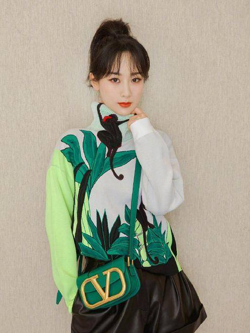 毛衣|杨紫也高调！穿“鸳鸯袖”毛衣配短裤，16400的包背出小女生气质