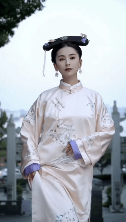 舞蹈|方媛七夕穿古装韵味足，仿若天外飞仙超惊艳，扮相不逊于明星演员