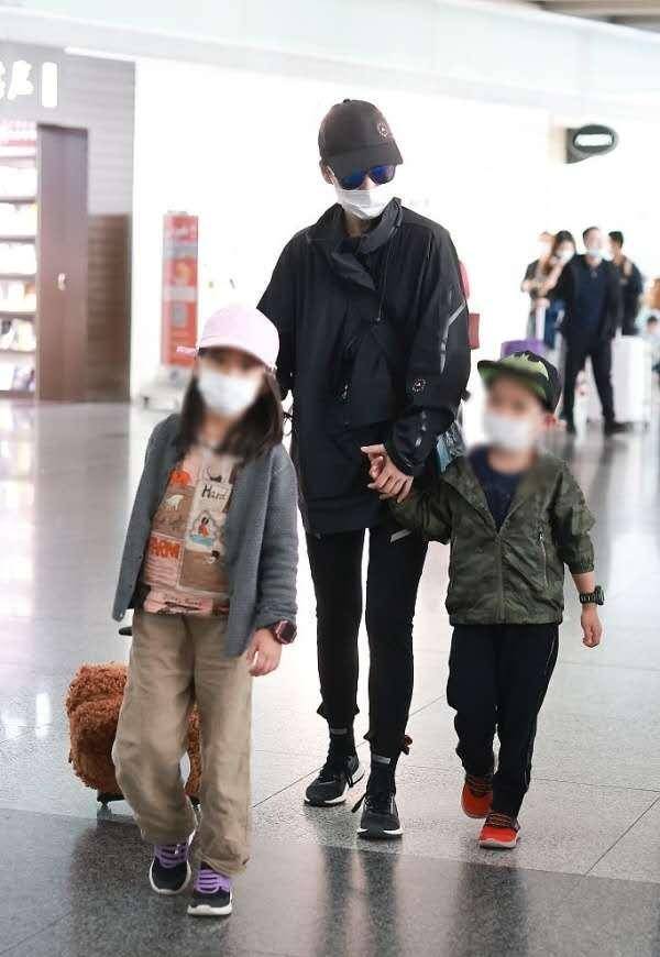 黑色|早夏搭配外套太重要！45岁梅婷走机场优雅时髦，老公发福穿短袖