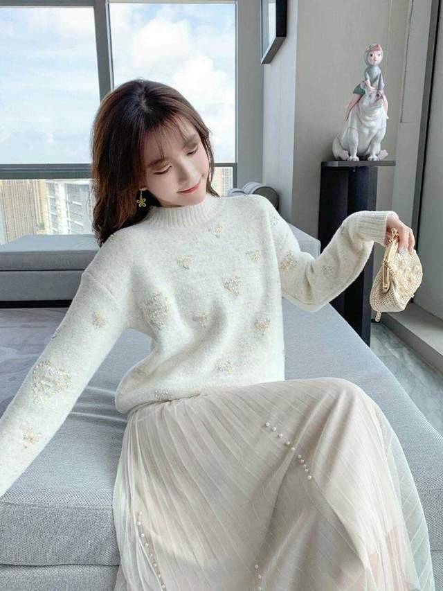 系列|今年流行穿“针织衫”，搭配半身裙简约洋气，极简穿搭照样高级