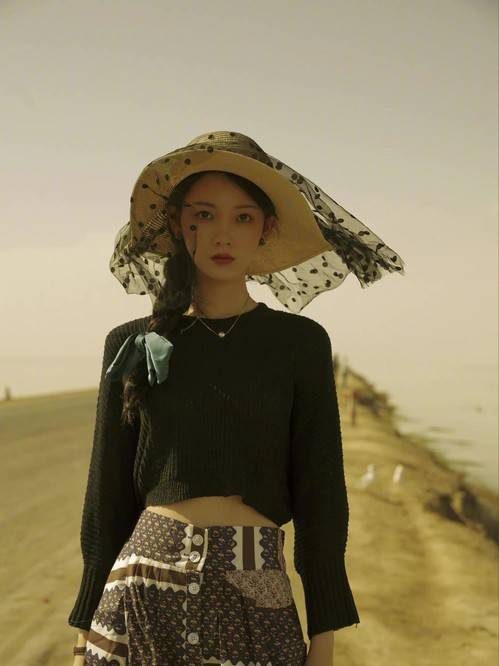 公主|陈瑶少女感真浓，好身材轻松驾驭露腰针织，清纯仙美随拍也一样美！