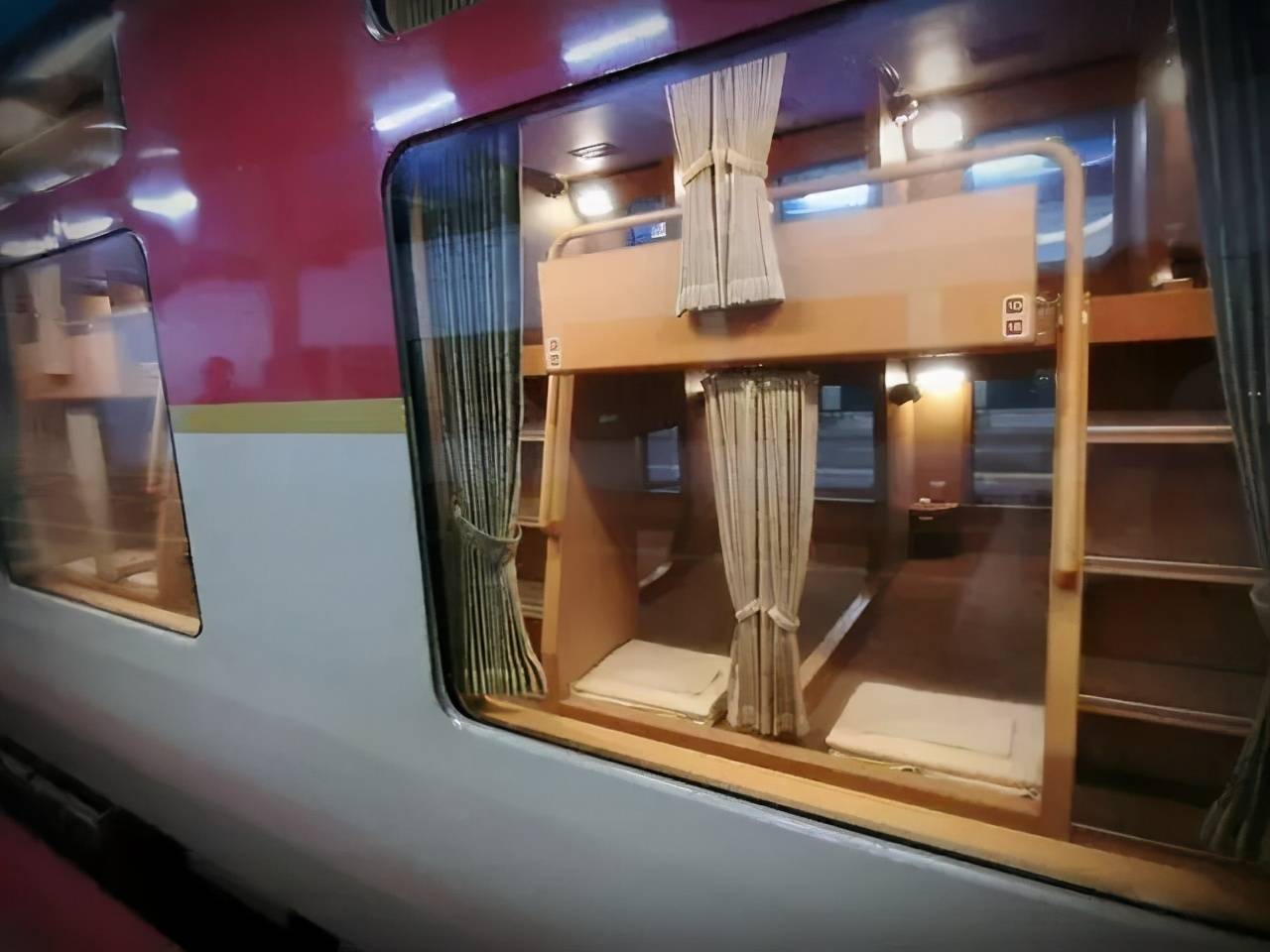 原创晚上乘坐火车经过一些地方,为何乘务员会拉窗帘?看完就明白了