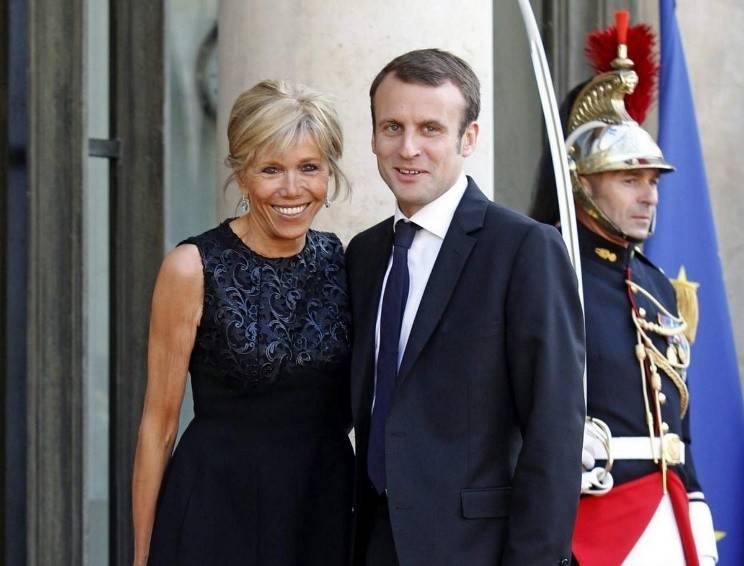 布丽|布丽吉特穿浅蓝百褶裙，看似年轻身材好，可68岁不换发型有原因！