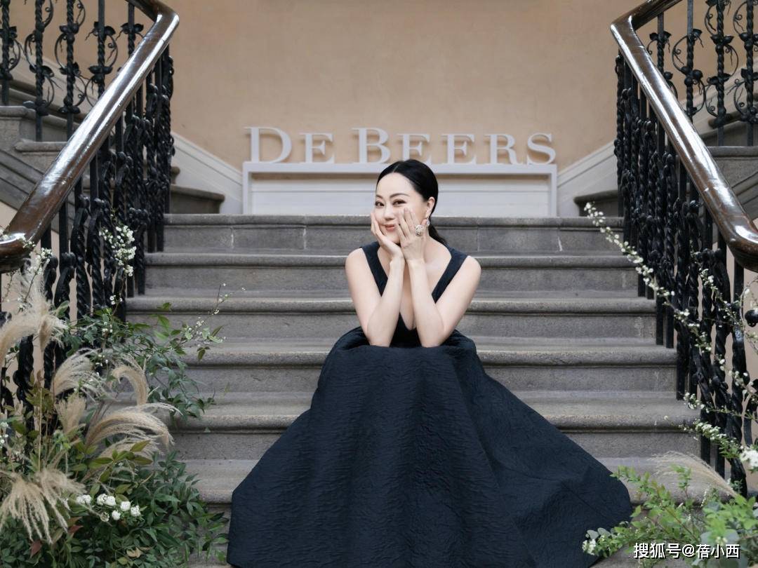 章小蕙|“章小蕙”真是上流社会贵妇的代表，饱满身材穿小黑裙，气质惊艳