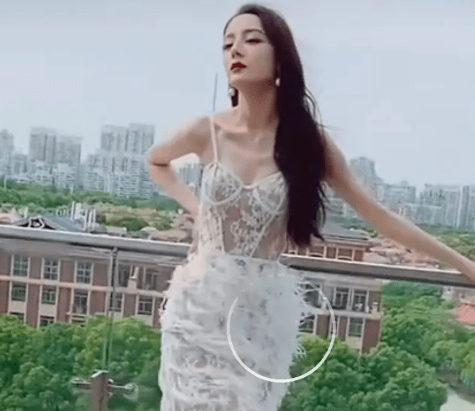 纸片人|女星长点肉更好看！赵丽颖长胖不避讳，热巴瘦过头显头大