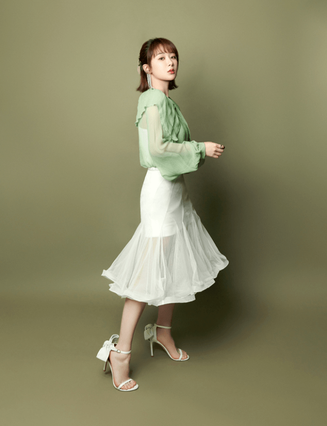 黑纱|杨紫嫌短裤太普通，就在外面缝一层“黑纱”，不料却意外时髦