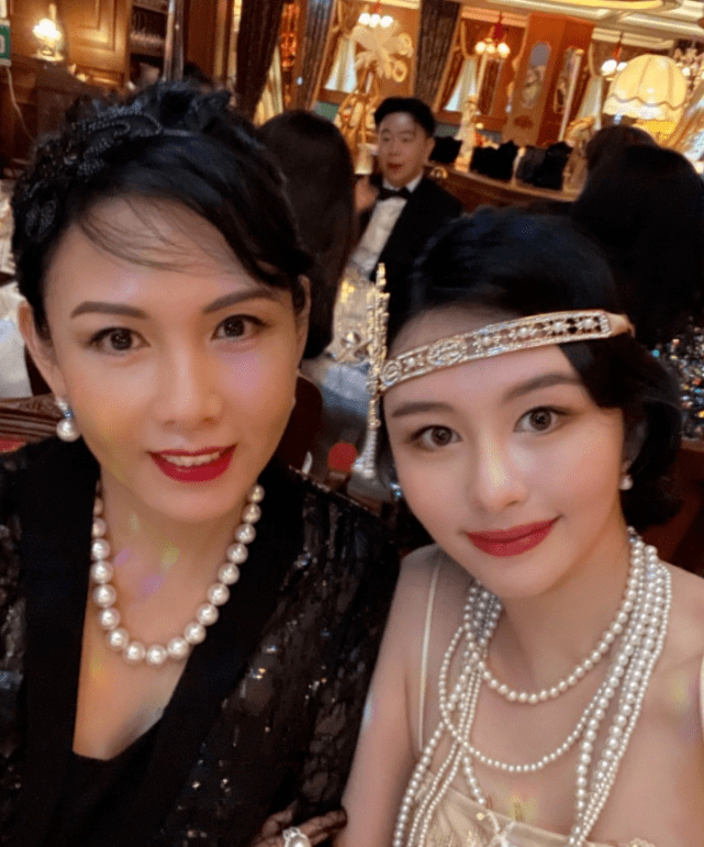 名媛|邱淑贞现身女儿20岁生日宴，母女亲密合影似姐妹，现场布置显奢华