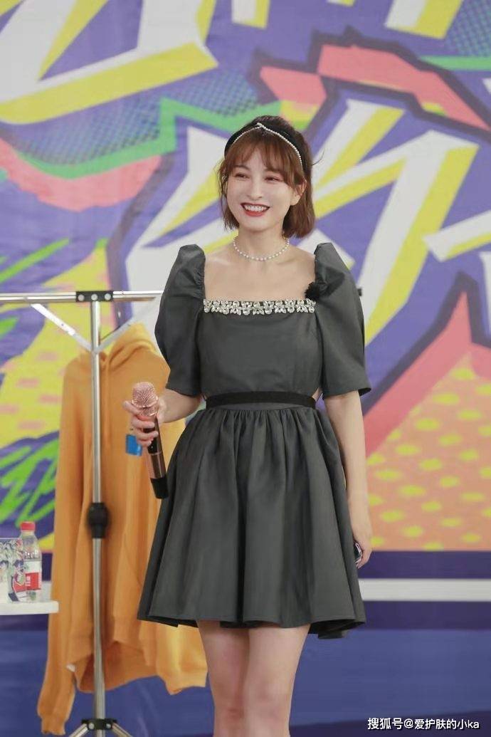 感觉|38岁吴昕认真打扮是真好看,简单T恤配碎花裙,减龄元气像学生妹