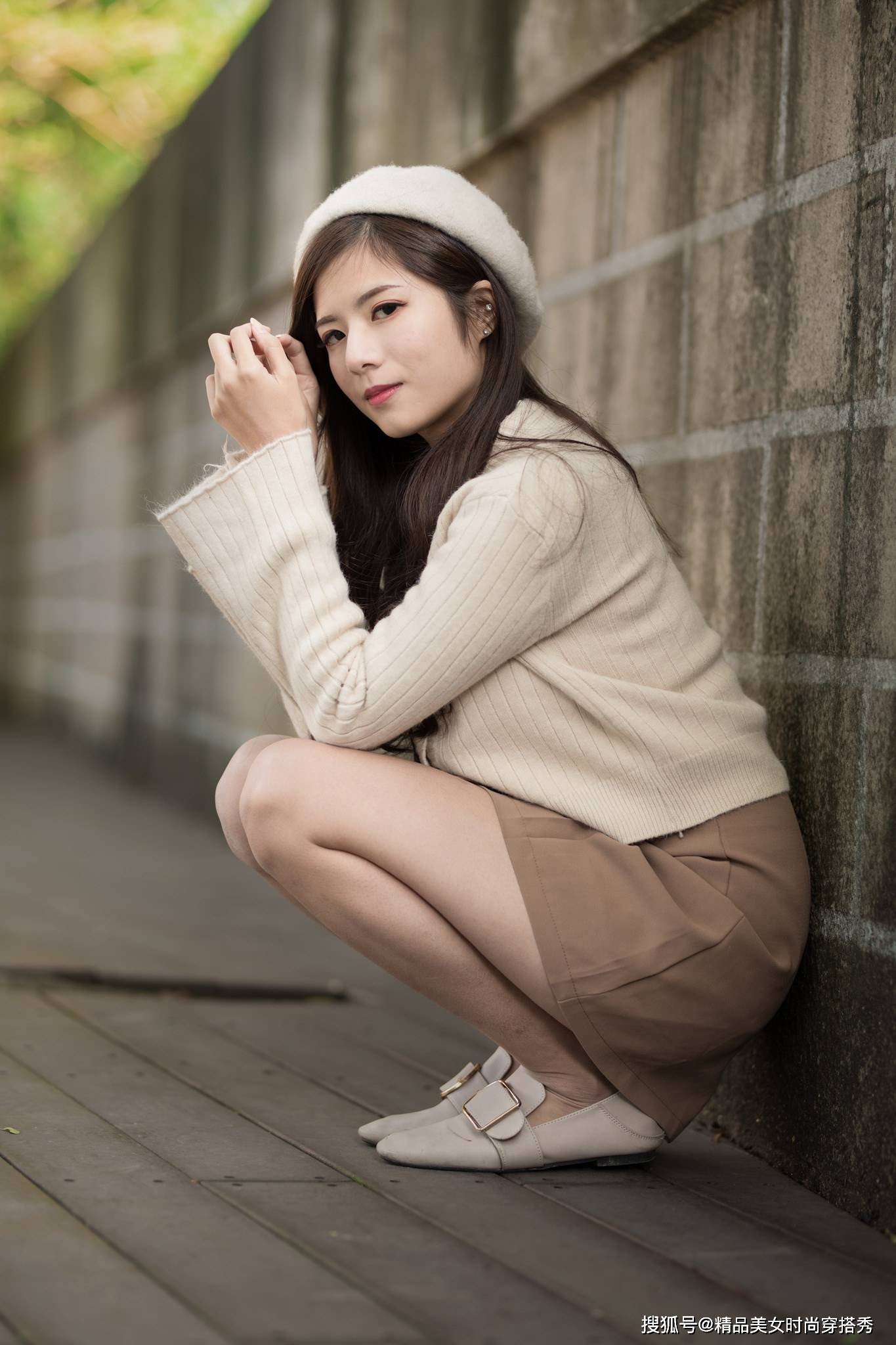 天气|米白色针织衫温柔知性,搭配带有复古味道的卡其色短裙,优雅大气