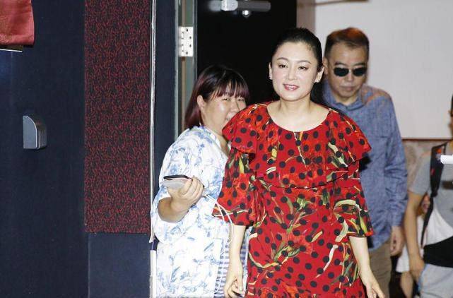 女生|陈红也难逃中年发福，穿波点红裙配黑丝袜扮嫩，身材却有点饱满