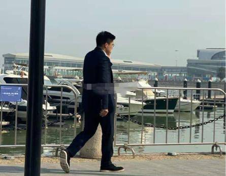 郭晶晶|郭晶晶瘦了,穿针织衫配休闲裤腿长腰细,跟邓亚萍聊天显豪门气质