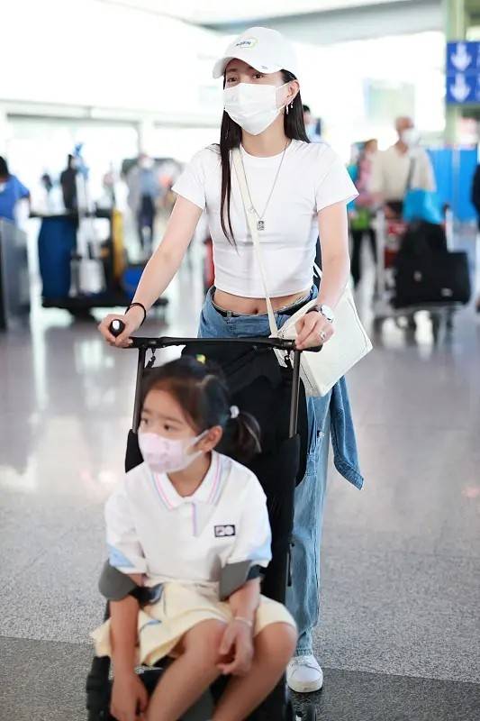 下装|包贝尔老婆不避嫌，领着女儿出门穿T恤还要露腰，但好身材真惹眼