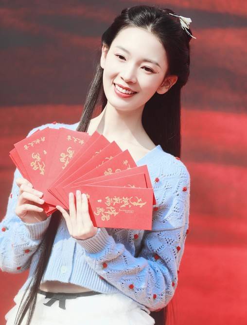 公主|陈瑶少女感真浓,好身材轻松驾驭露腰针织,清纯仙美随拍也一样美!