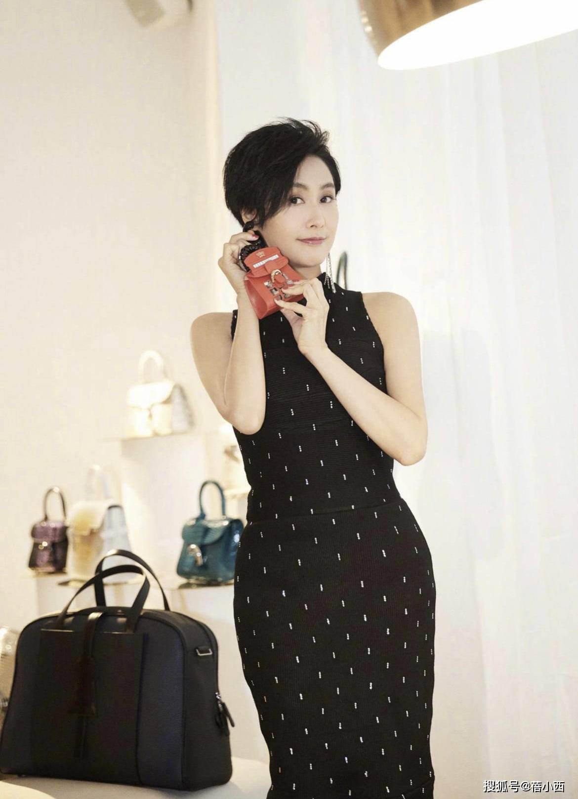 身材|朱茵越老越惊艳，穿拼接紧身裙秀“3D身材”，身材和气质都太靓