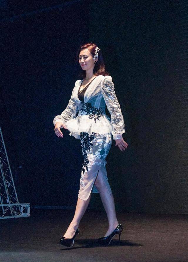 样式|翁虹个性到了点子上，另类西服裙时髦又高级，这身材太让人眼馋！