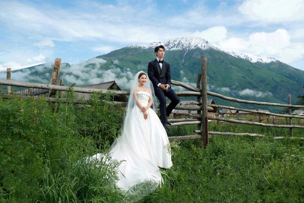 虽然魏晨才晒出他和女友的婚纱照,其实魏晨去年就已经结婚了,19年求婚