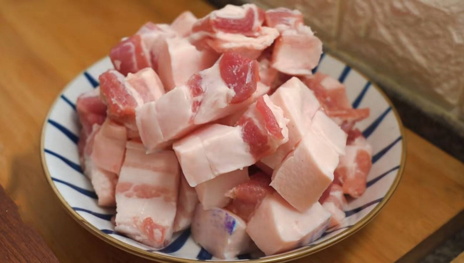 步骤|五花肉解馋的吃法，搭配一碗板栗，不加水不用盐，肥而不腻又软烂