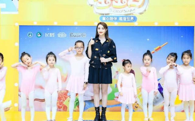 色彩|麦迪娜挺大肚为姜潮庆生!儿子罕见露正脸,穿背心五官比爸爸还帅