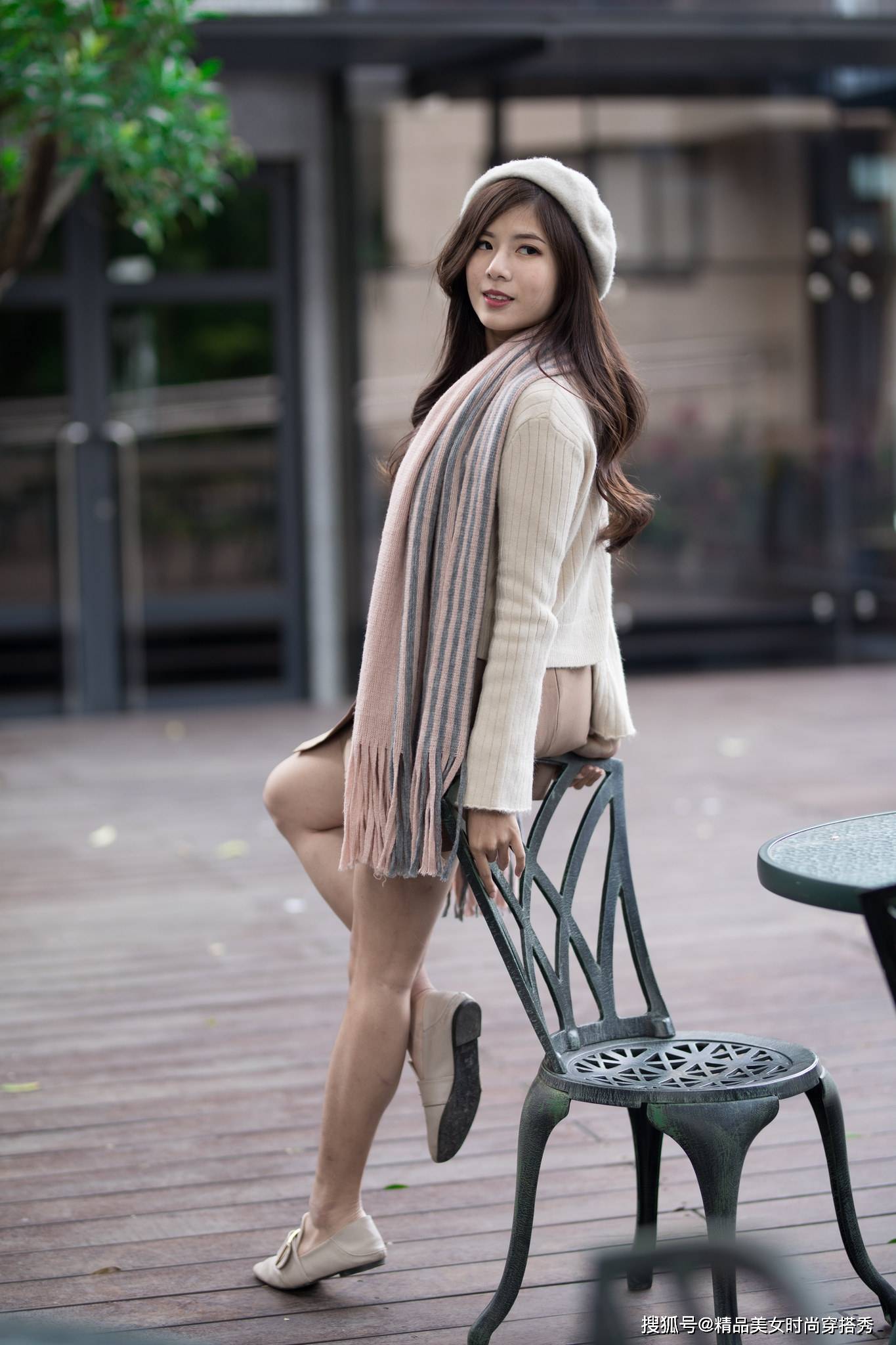 天气|米白色针织衫温柔知性,搭配带有复古味道的卡其色短裙,优雅大气
