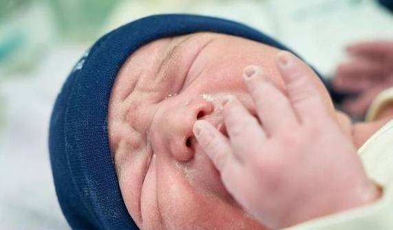 因为|婆婆赌气44岁生二胎，和儿媳同一天进产房，宝宝降生后全家乱套