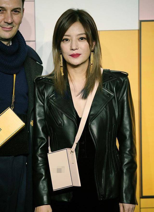 黑色|44岁赵薇高清生图曝光，穿V领裙搭皮衣，皱纹明显幸好气质依旧在