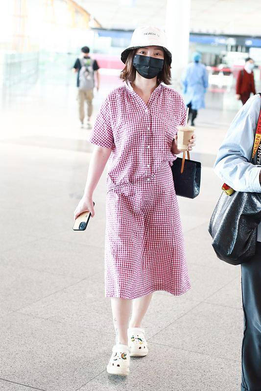 身材|柳岩气质真挺好，抛弃性感风穿搭，私服穿搭清爽又休闲