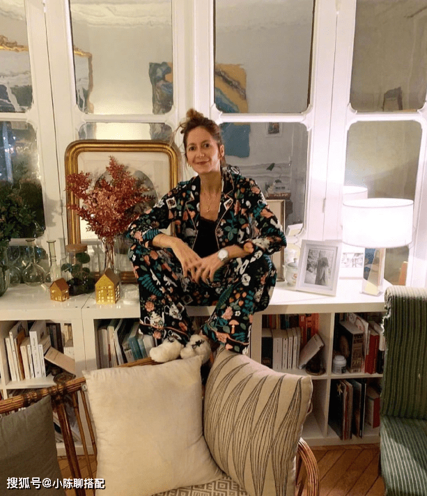 颜色|法国单亲妈妈长相显老，靠减龄穿搭美出新境界，优雅从容令人赞叹