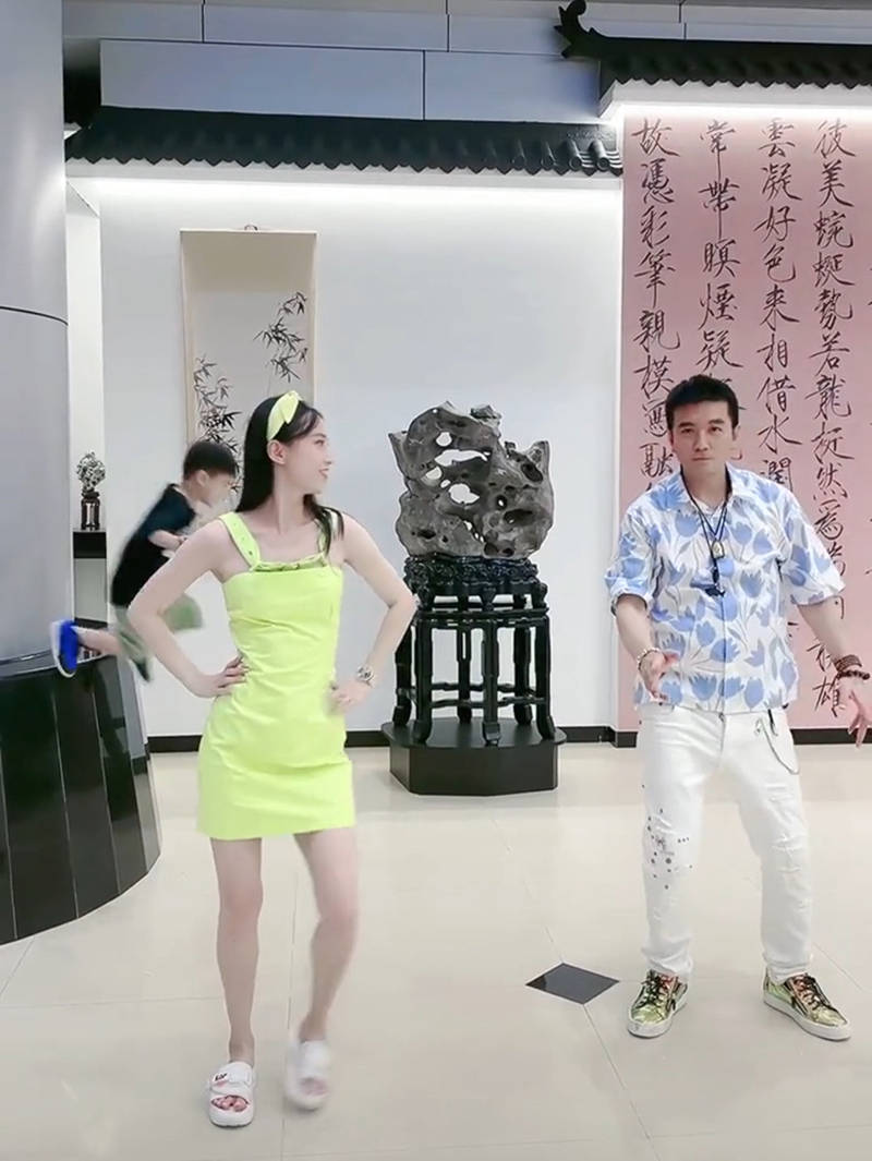 黄圣依|黄圣依心真大，穿吊带裙和杨子跳舞太入迷，后面孩子都不管了