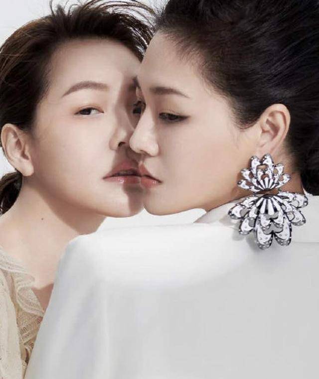 黑色|锐气没了！小S母女拍大片，女儿躺桌上太高级，妈妈抱桌腿也开心
