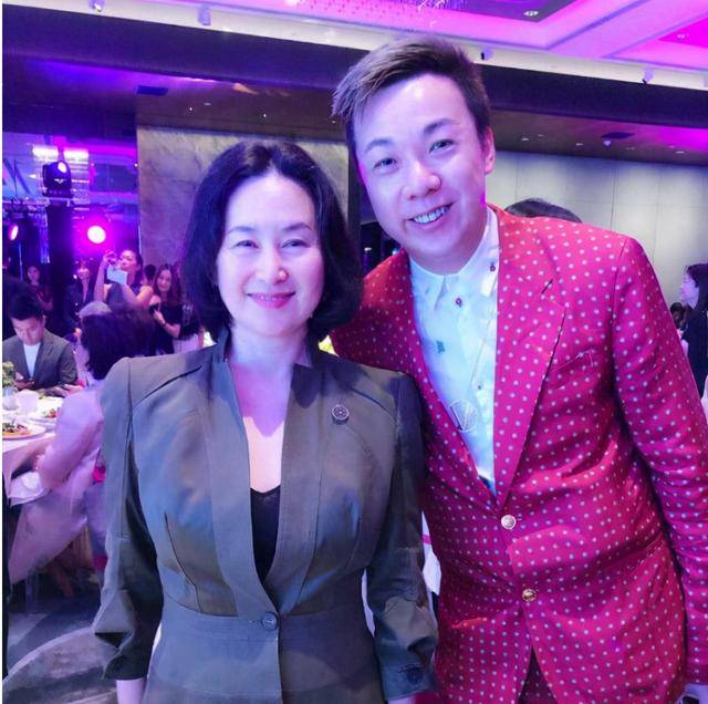 宠物|58岁何超琼居家照首曝光，一身素衣抱着宠物，像含饴弄孙的大妈