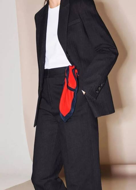 颜色|丝巾你还围出大妈味道？学会这小巧思，胜过你买一百件土气新衣！