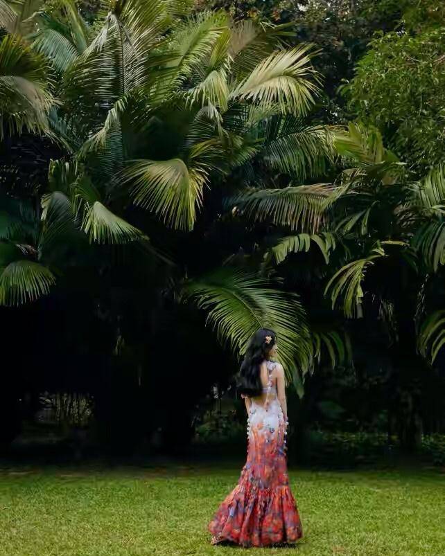 赵丽颖|赵丽颖七夕晒风情大片，身穿抹胸吊带裙超性感，S型好身材让人羡