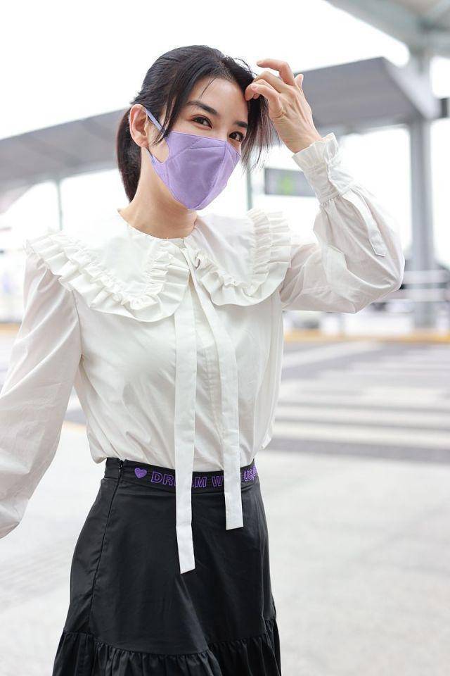 身材|41岁张柏芝粉嫩大片曝光！条纹金裙尽显九头身身材，神颜更是无敌