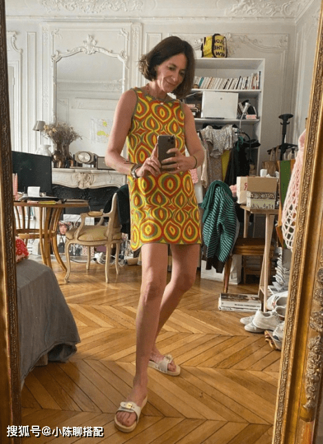 颜色|法国单亲妈妈长相显老，靠减龄穿搭美出新境界，优雅从容令人赞叹