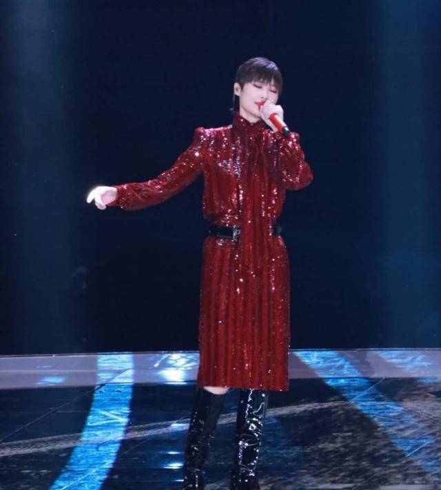 迪丽热巴|晚会上女星比美！郑爽穿“泡泡袖”像公主，迪丽热巴化起了大浓妆