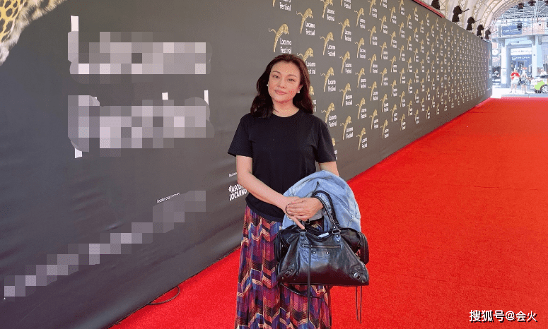 瑞士|57岁史可罕秀恩爱！被外国老公亲密搂肩，混血儿子身材壮硕颜值高