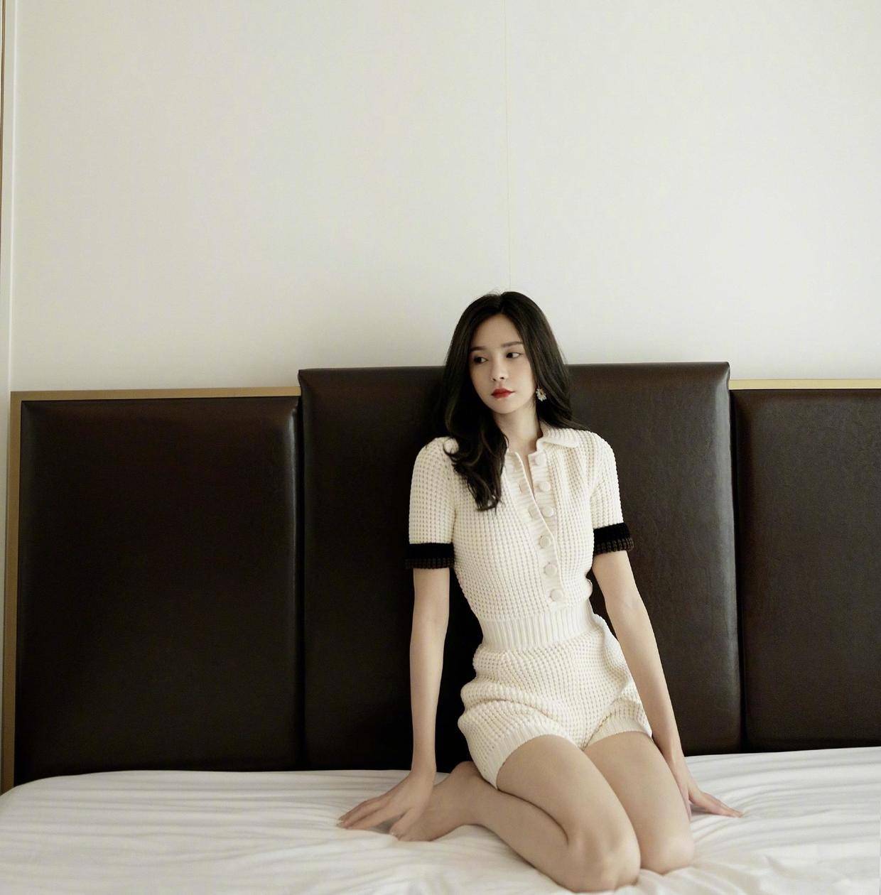 身材|有种“少女感”叫沈梦辰，穿娃娃领衬衫配短裤俏皮灵动，减龄洋气